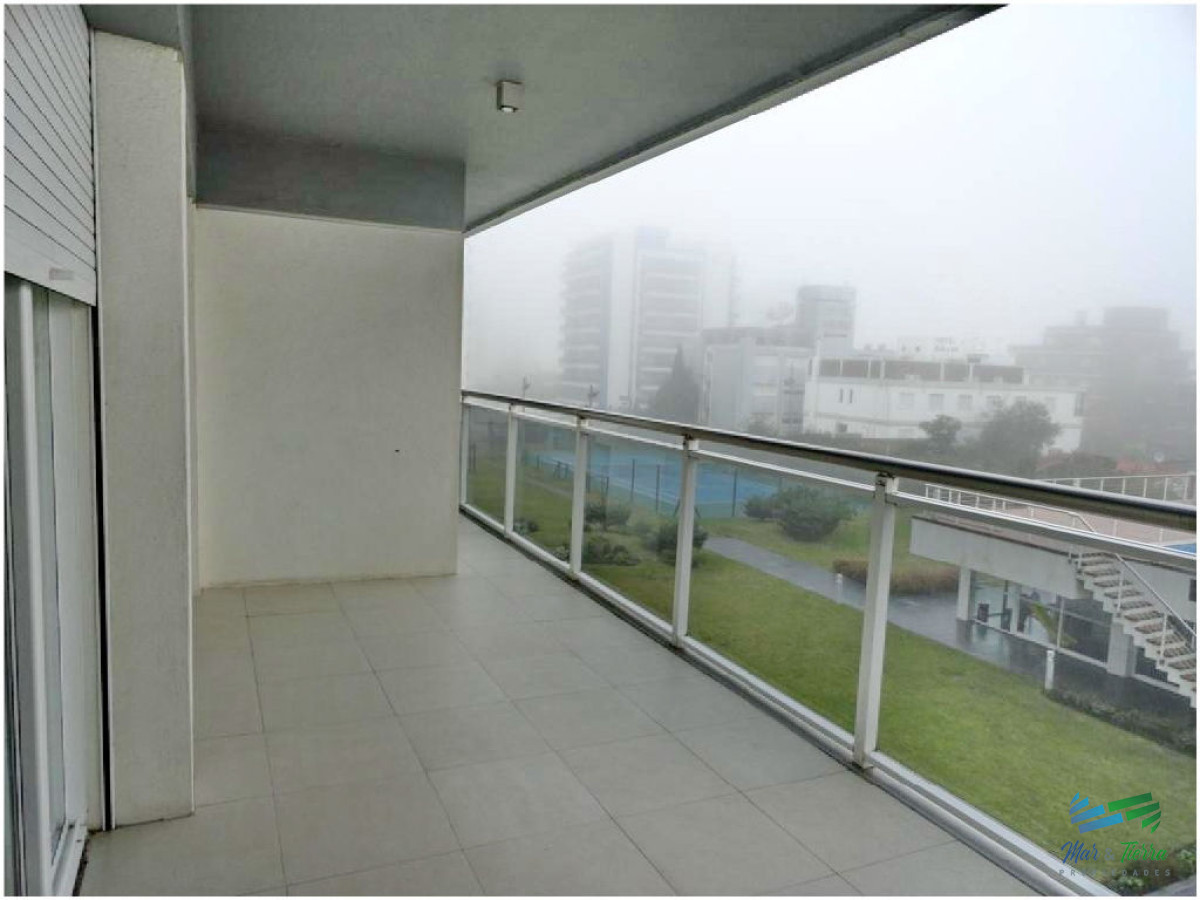 Apartamento ID.11 - Vendo 2 dormitorios en edificio con buenos servicios, parada 3, Punta del Este