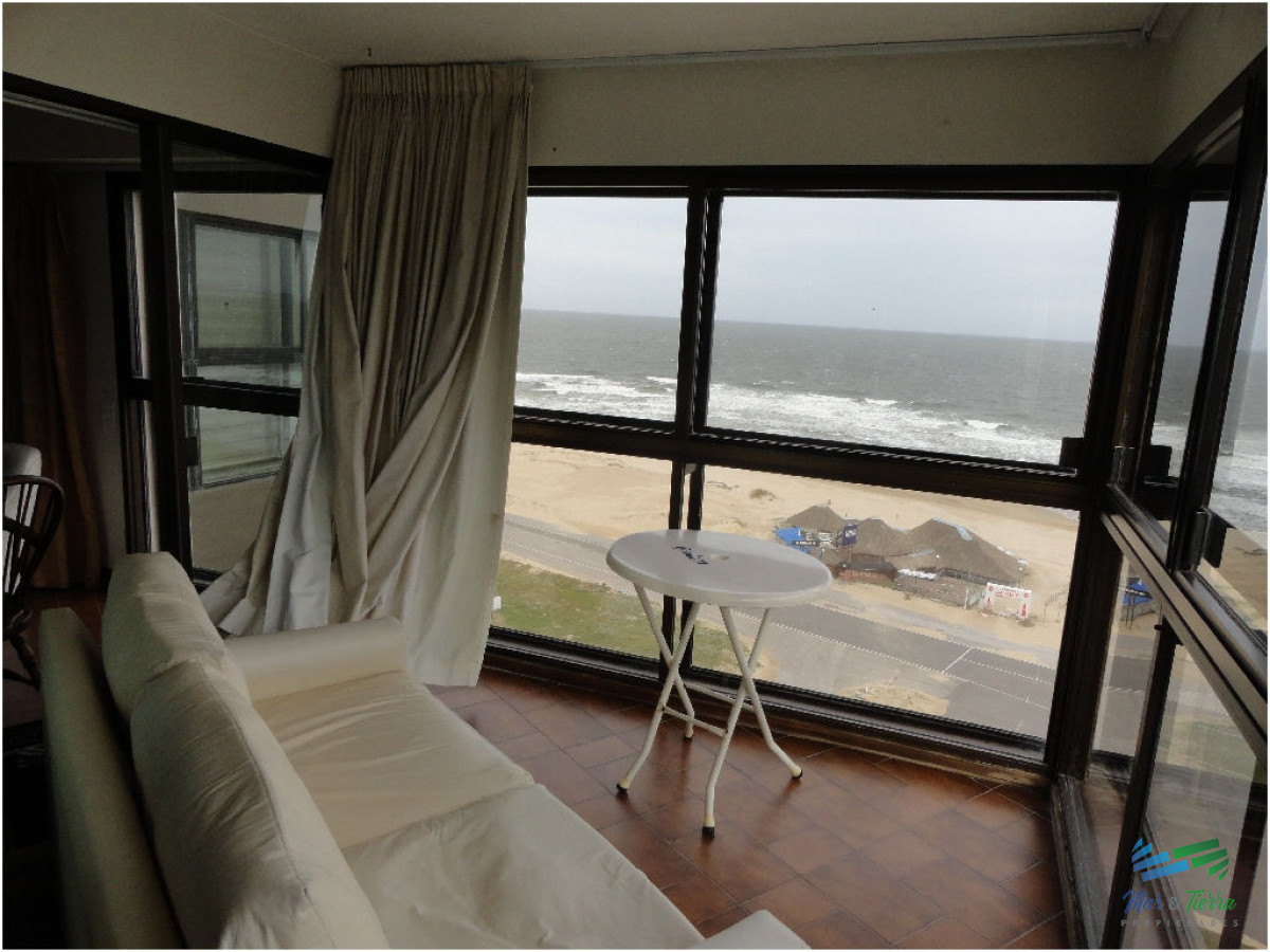 Apartamento ID.12 - Apartamento en alquiler 3 dormitorios, frente al mar en Punta del Este.