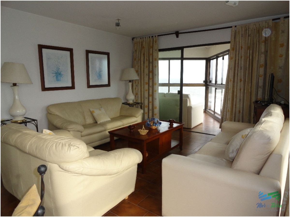 Apartamento ID.12 - Apartamento en alquiler 3 dormitorios, frente al mar en Punta del Este.