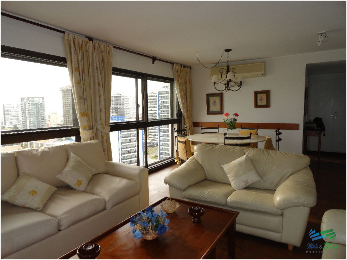 Apartamento ID.12 - Apartamento en alquiler 3 dormitorios, frente al mar en Punta del Este.