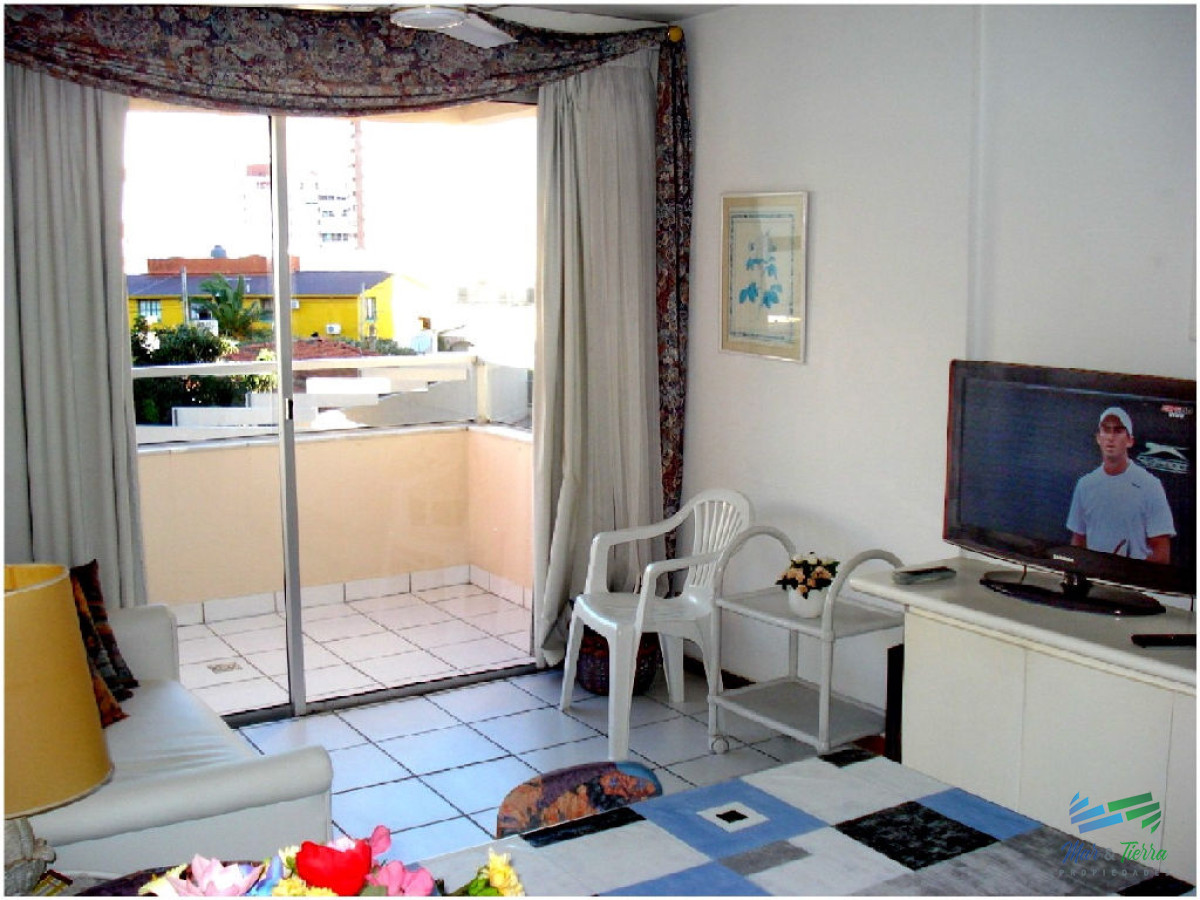 Apartamento ID.132 - En alquiler.. a pasitos del mar.. edificio con servicios.
