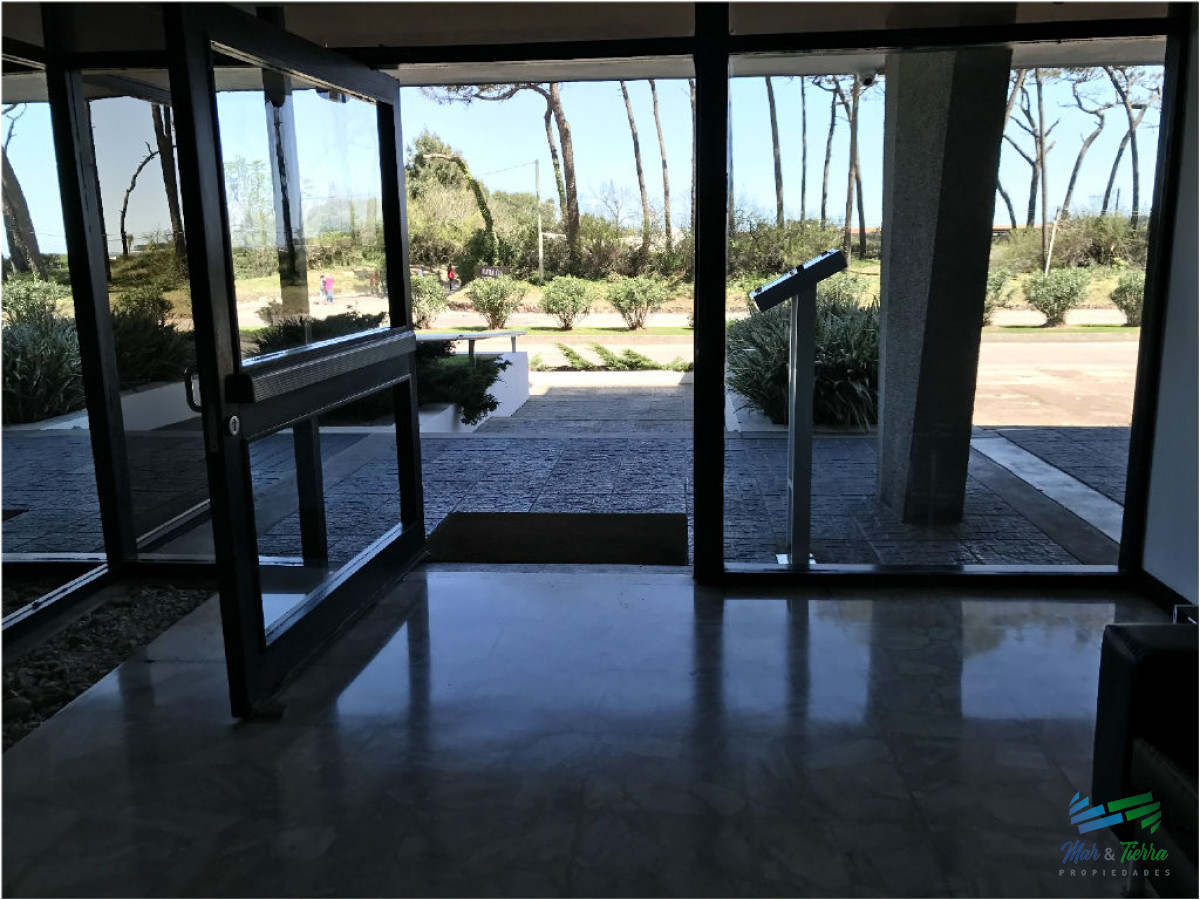 Apartamento ID.1353 - Edificio bajo.. en primera línea, playa mansa.