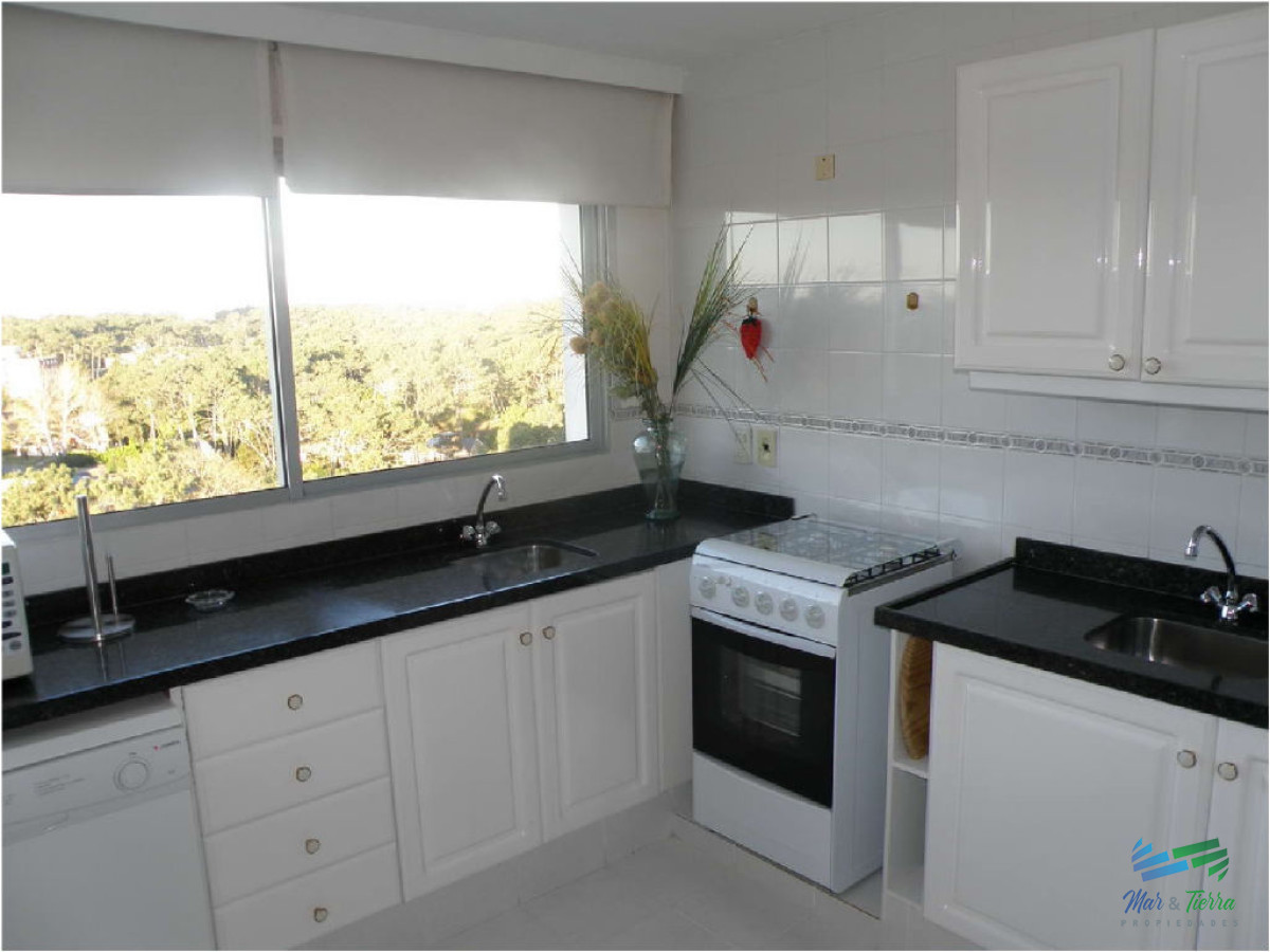 Apartamento ID.1372 - Vendo apartamento 4 dormitorios frente al mar, edificio con servicios, playa mansa, Punta del Este