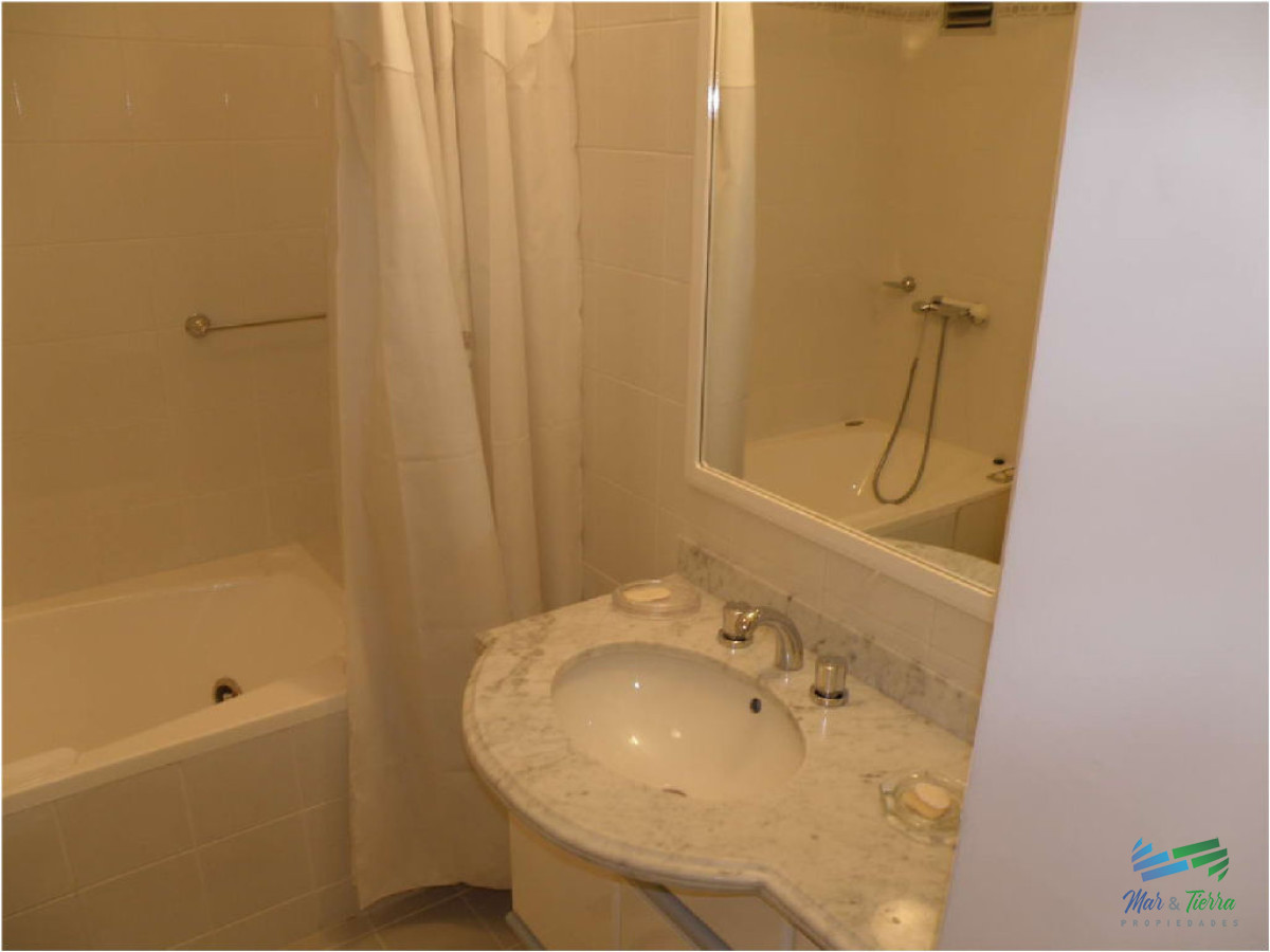 Apartamento ID.1372 - Vendo apartamento 4 dormitorios frente al mar, edificio con servicios, playa mansa, Punta del Este