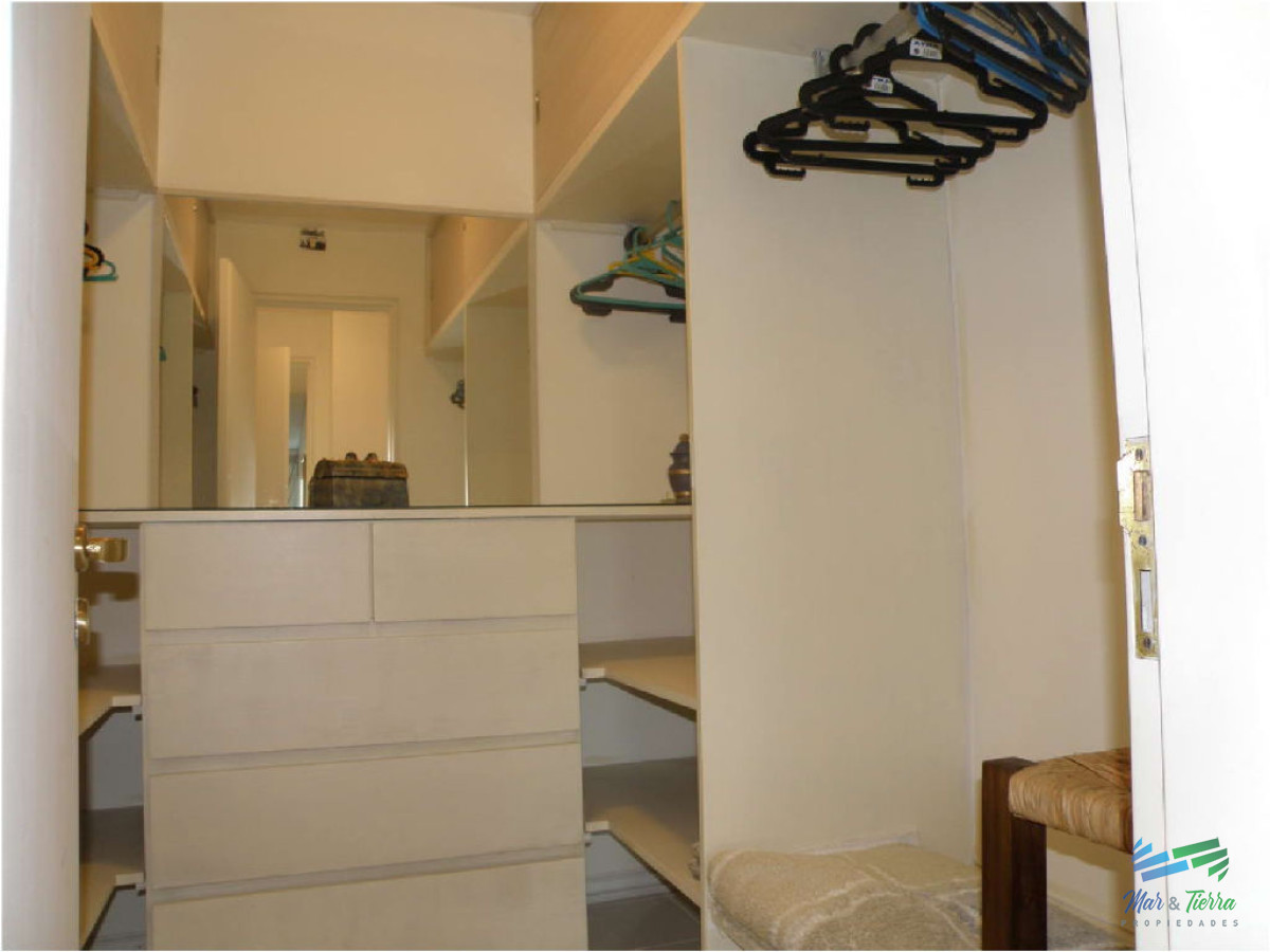 Apartamento ID.1372 - Vendo apartamento 4 dormitorios frente al mar, edificio con servicios, playa mansa, Punta del Este