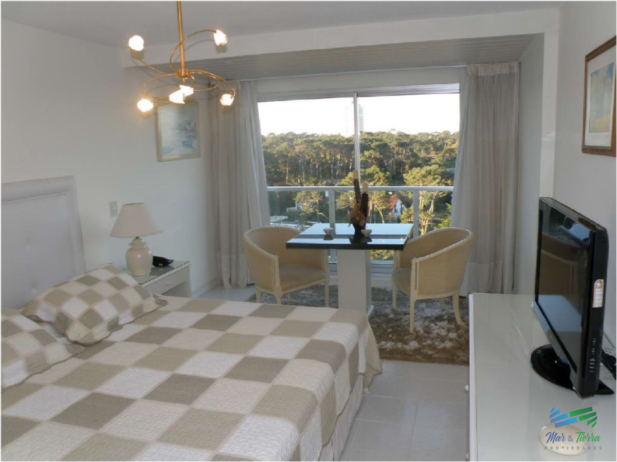 Apartamento ID.1372 - Vendo apartamento 4 dormitorios frente al mar, edificio con servicios, playa mansa, Punta del Este