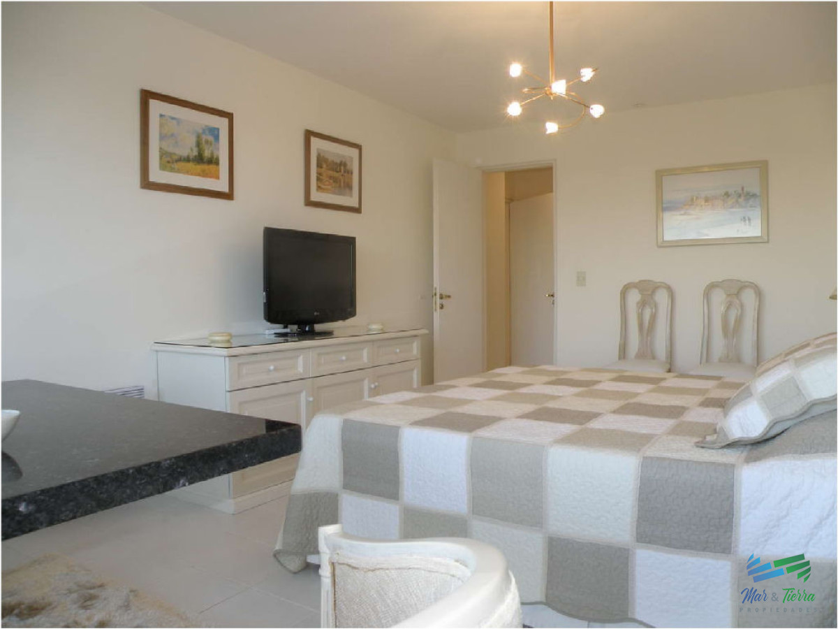 Apartamento ID.1372 - Vendo apartamento 4 dormitorios frente al mar, edificio con servicios, playa mansa, Punta del Este