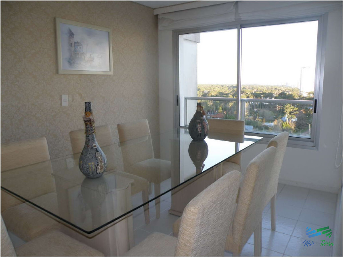 Apartamento ID.1372 - Vendo apartamento 4 dormitorios frente al mar, edificio con servicios, playa mansa, Punta del Este