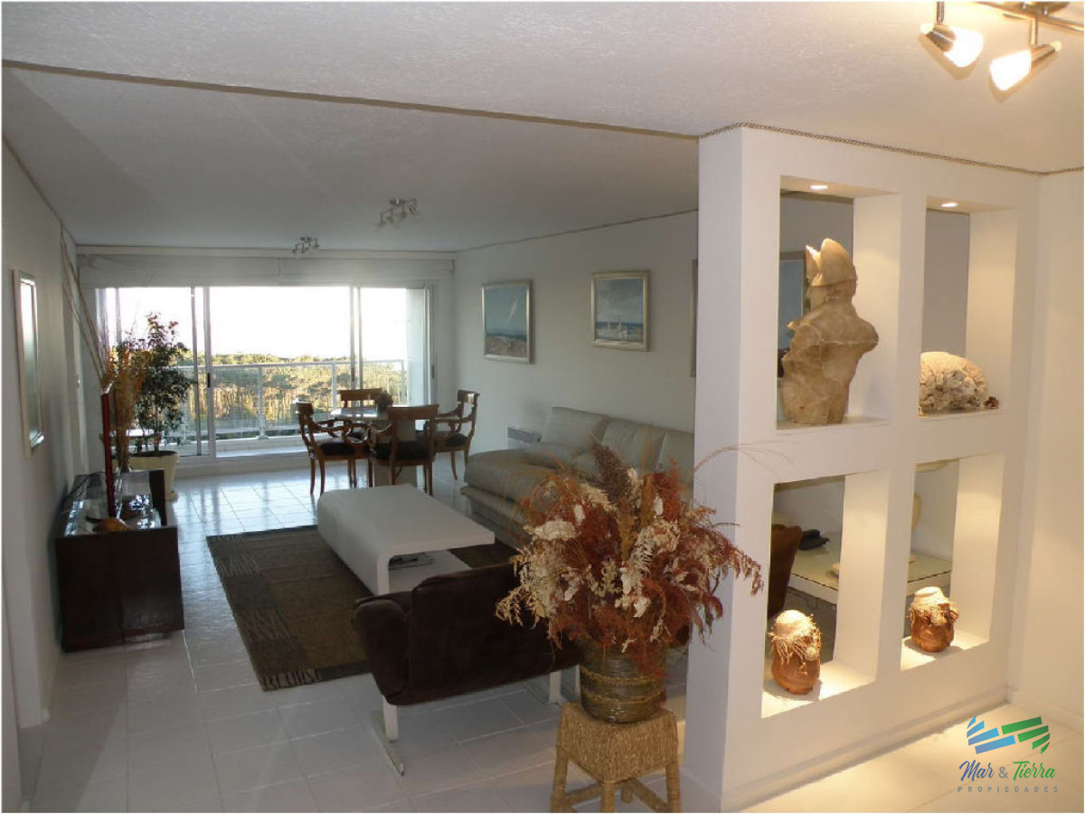 Apartamento ID.1372 - Vendo apartamento 4 dormitorios frente al mar, edificio con servicios, playa mansa, Punta del Este
