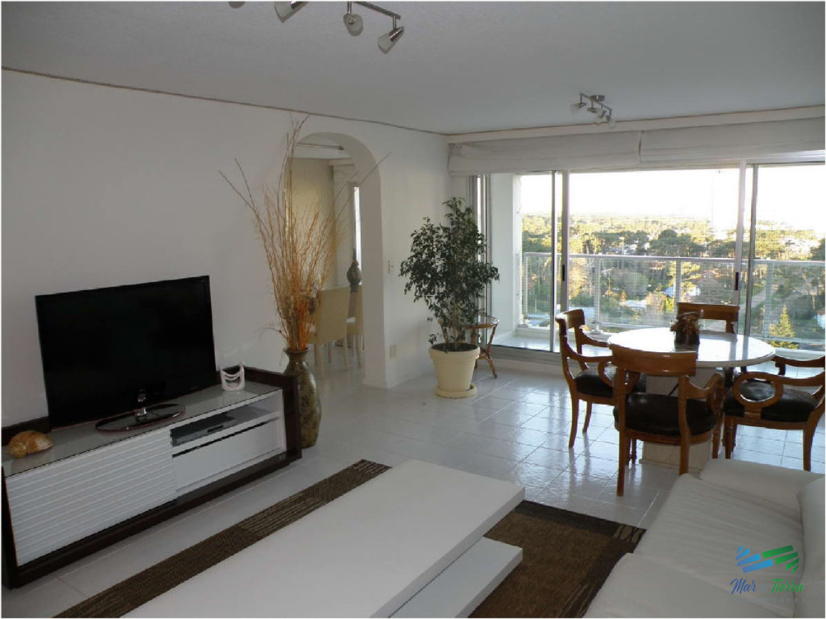 Apartamento ID.1372 - Vendo apartamento 4 dormitorios frente al mar, edificio con servicios, playa mansa, Punta del Este