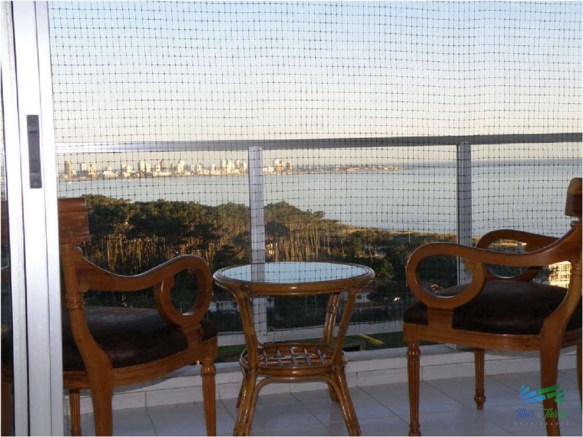 Apartamento ID.1372 - Vendo apartamento 4 dormitorios frente al mar, edificio con servicios, playa mansa, Punta del Este