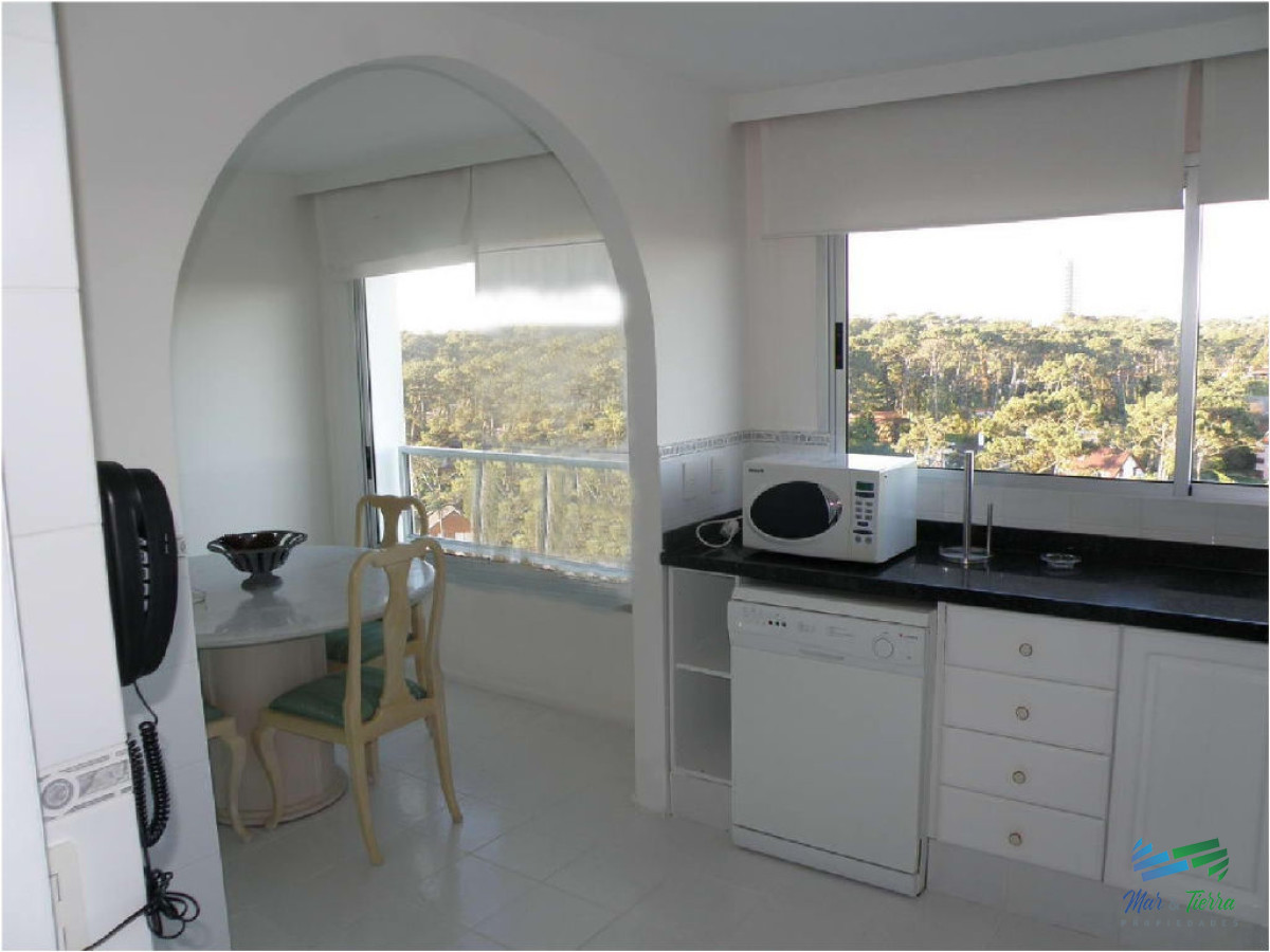 Apartamento ID.1372 - Vendo apartamento 4 dormitorios frente al mar, edificio con servicios, playa mansa, Punta del Este