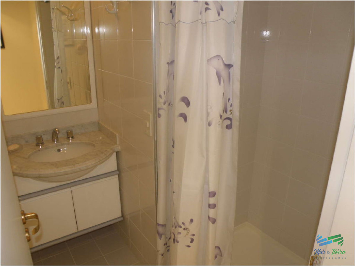 Apartamento ID.1372 - Vendo apartamento 4 dormitorios frente al mar, edificio con servicios, playa mansa, Punta del Este