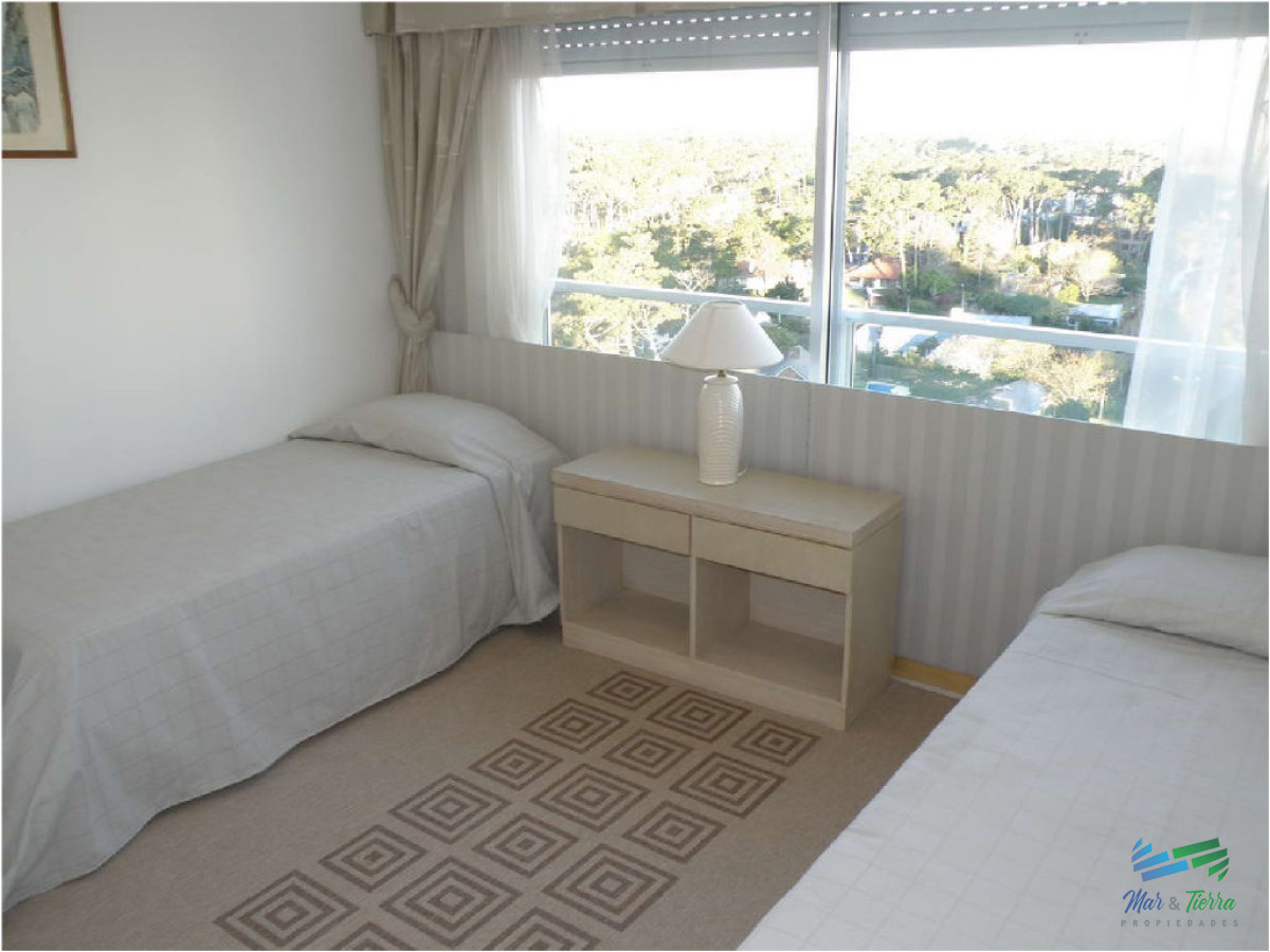 Apartamento ID.1372 - Vendo apartamento 4 dormitorios frente al mar, edificio con servicios, playa mansa, Punta del Este