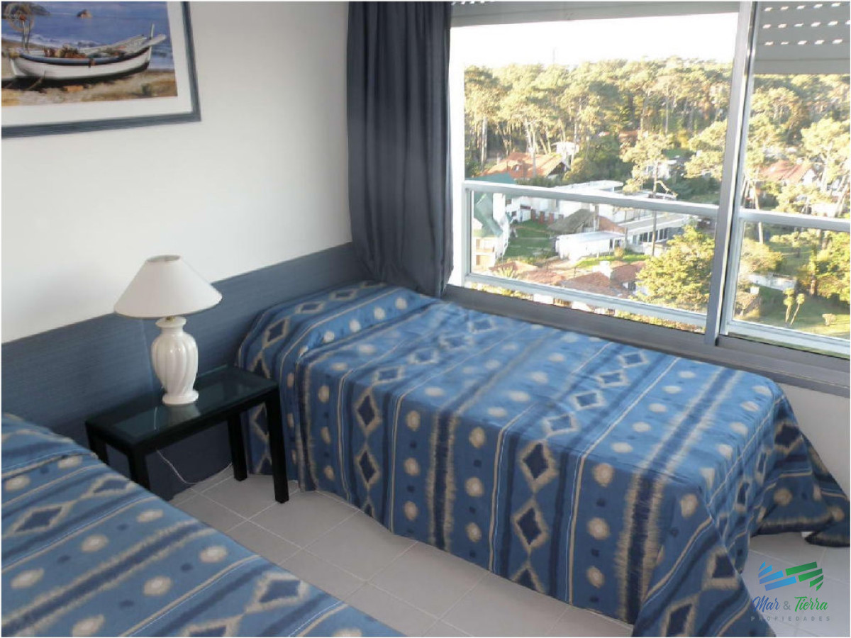 Apartamento ID.1372 - Vendo apartamento 4 dormitorios frente al mar, edificio con servicios, playa mansa, Punta del Este