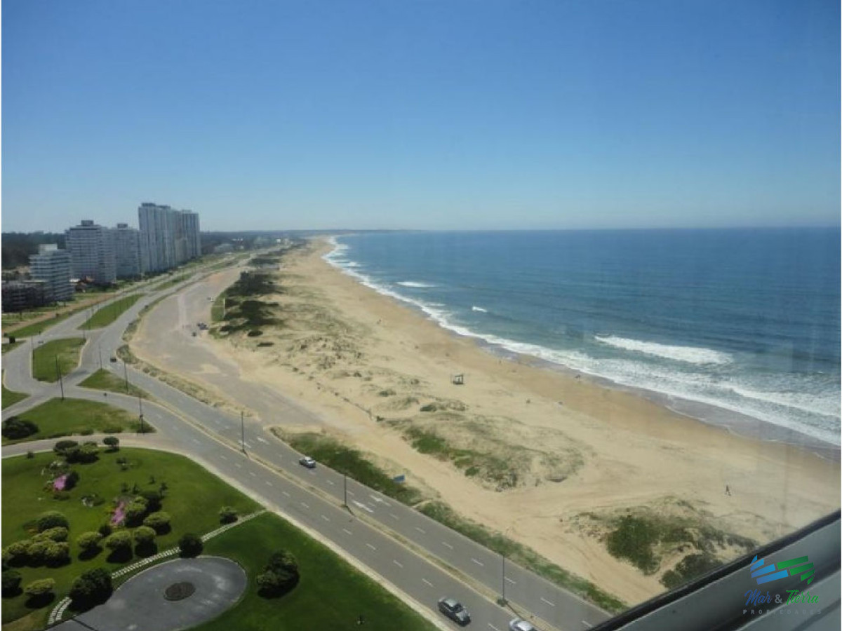 Apartamento ID.1482 - Espectacular planta, piso alto, primera línea frente al mar.