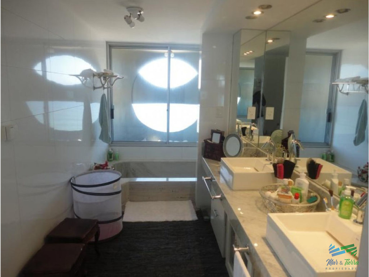 Apartamento ID.1482 - Espectacular planta, piso alto, primera línea frente al mar.
