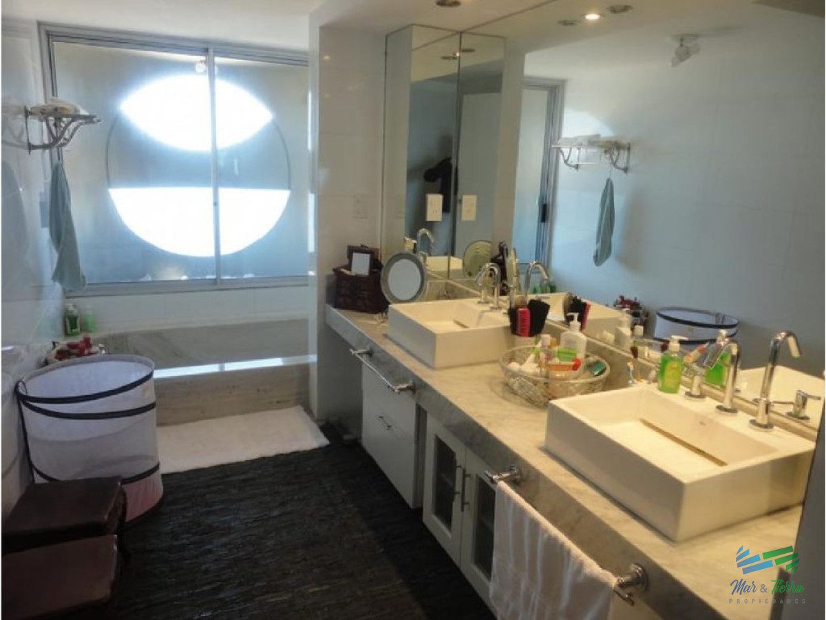 Apartamento ID.1482 - Espectacular planta, piso alto, primera línea frente al mar.