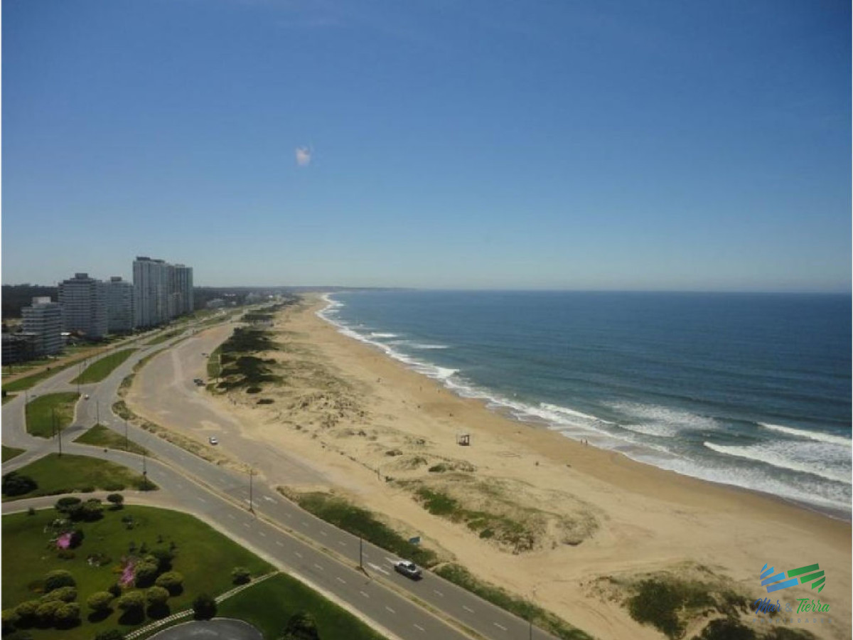 Apartamento ID.1482 - Espectacular planta, piso alto, primera línea frente al mar.