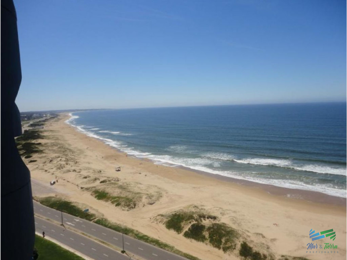 Apartamento ID.1482 - Espectacular planta, piso alto, primera línea frente al mar.