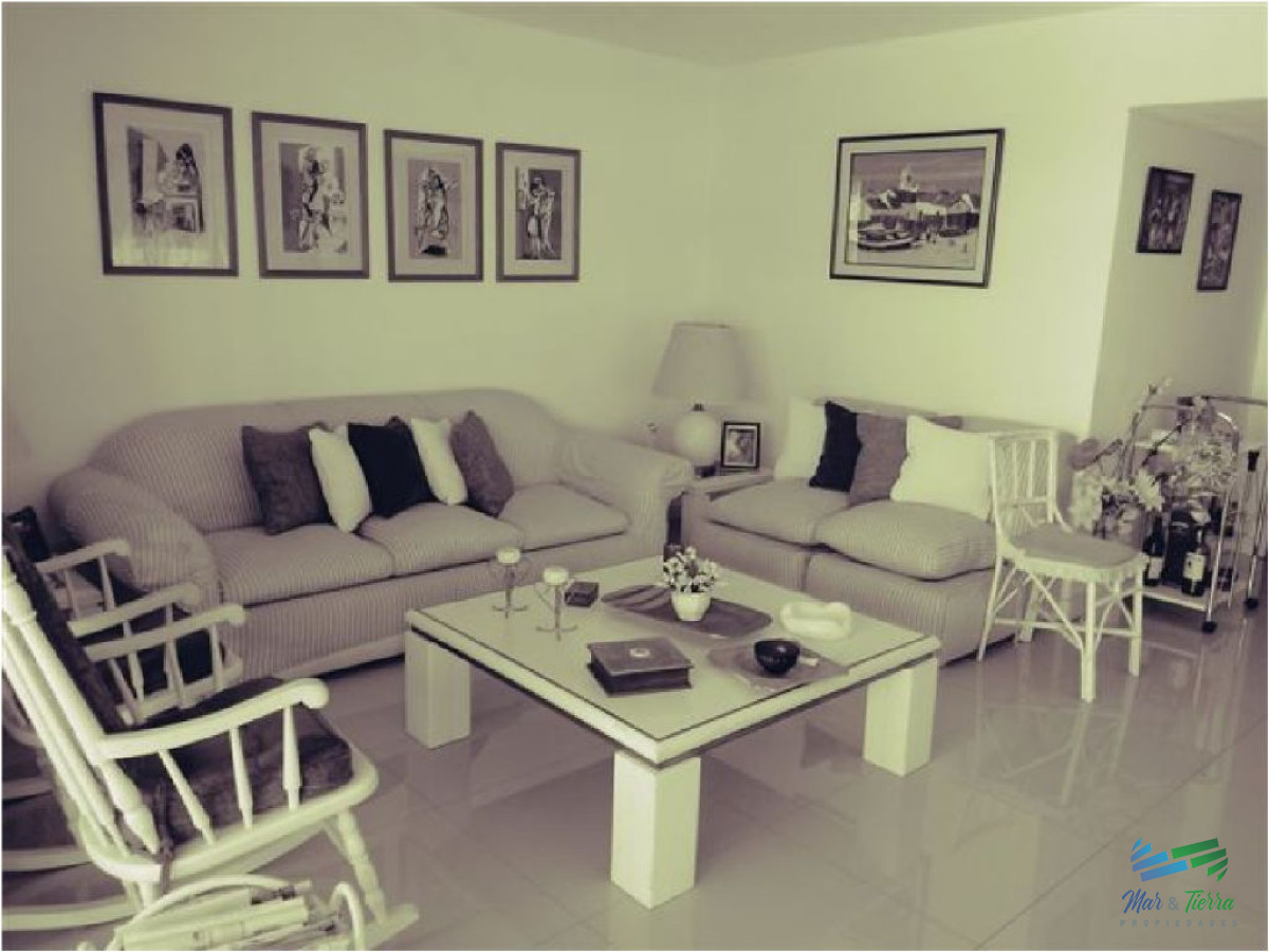 Apartamento ID.1536 - Excelente opción para vivir todo el año y/o vacacionar, ya que se encuentra rodeado de todos los servicios y frente al mar (playa brava).