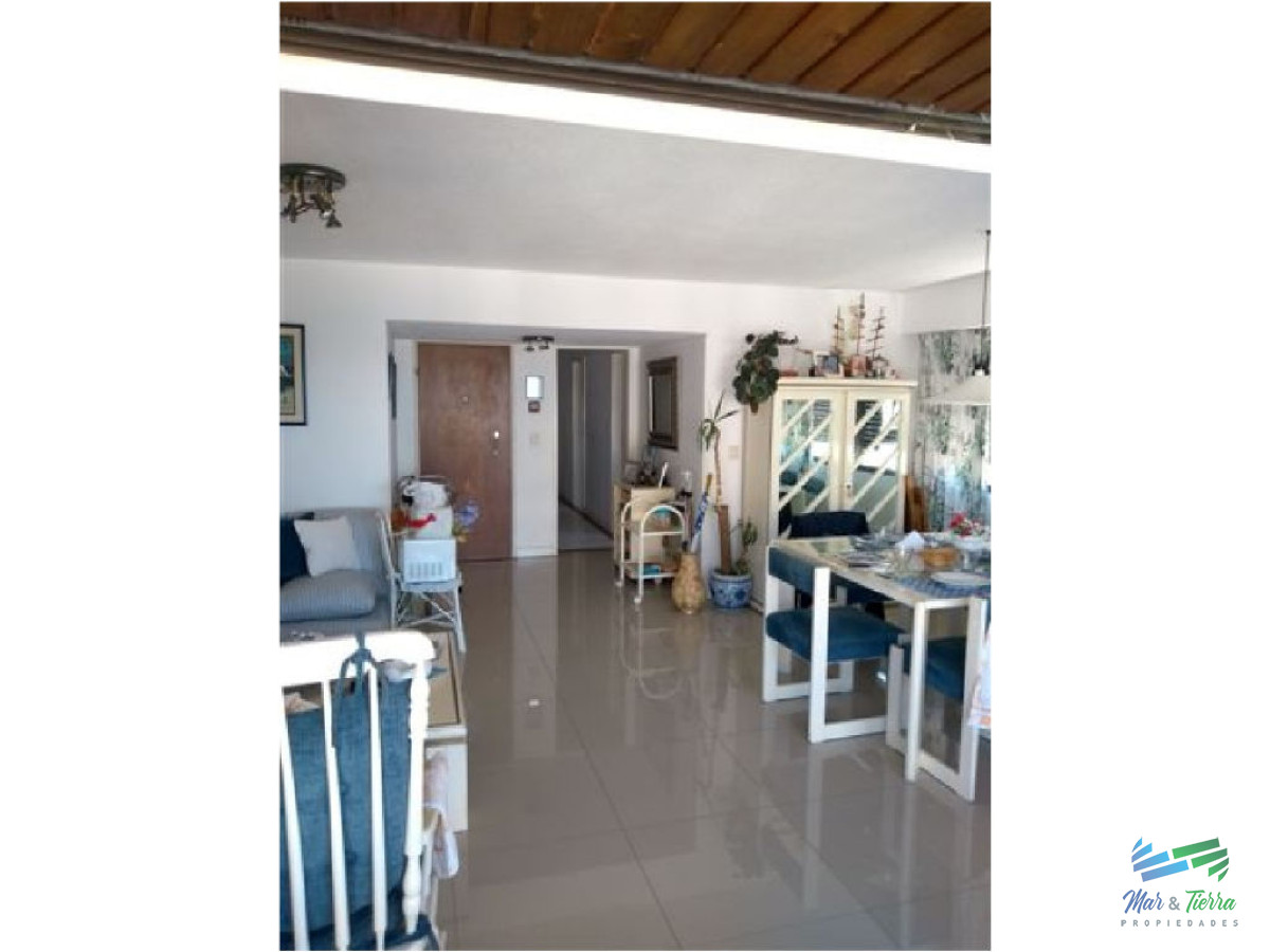 Apartamento ID.1536 - Excelente opción para vivir todo el año y/o vacacionar, ya que se encuentra rodeado de todos los servicios y frente al mar (playa brava).