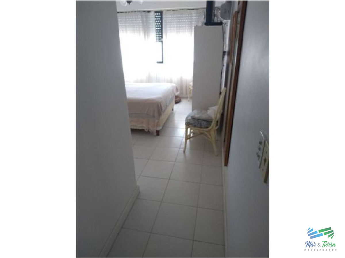 Apartamento ID.1536 - Excelente opción para vivir todo el año y/o vacacionar, ya que se encuentra rodeado de todos los servicios y frente al mar (playa brava).