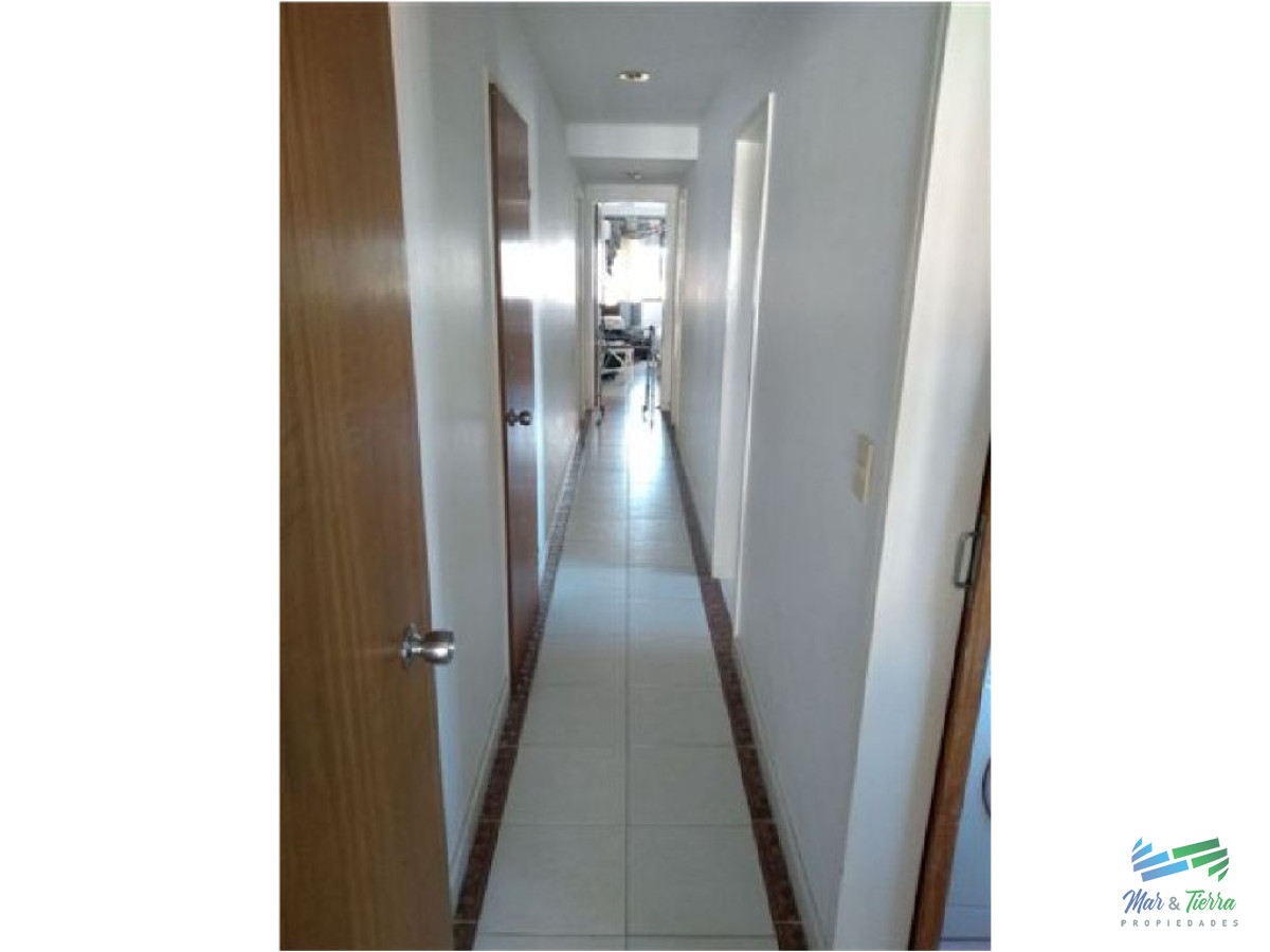 Apartamento ID.1536 - Excelente opción para vivir todo el año y/o vacacionar, ya que se encuentra rodeado de todos los servicios y frente al mar (playa brava).