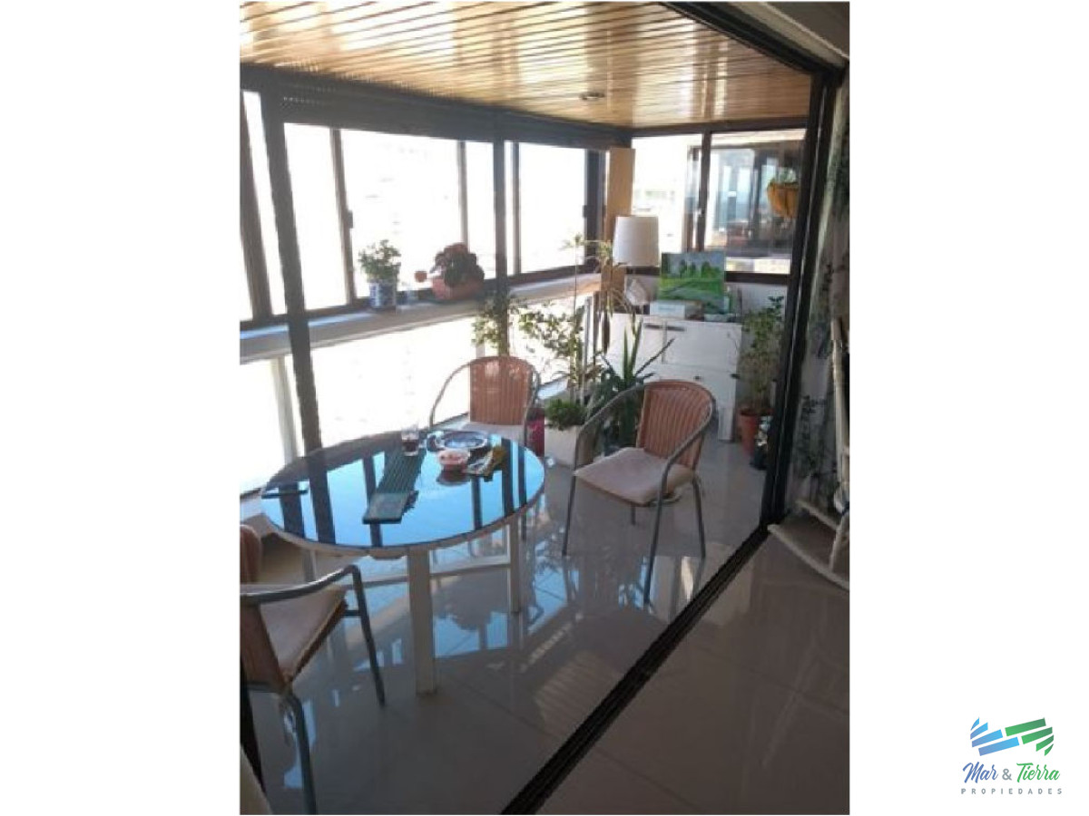 Apartamento ID.1536 - Excelente opción para vivir todo el año y/o vacacionar, ya que se encuentra rodeado de todos los servicios y frente al mar (playa brava).