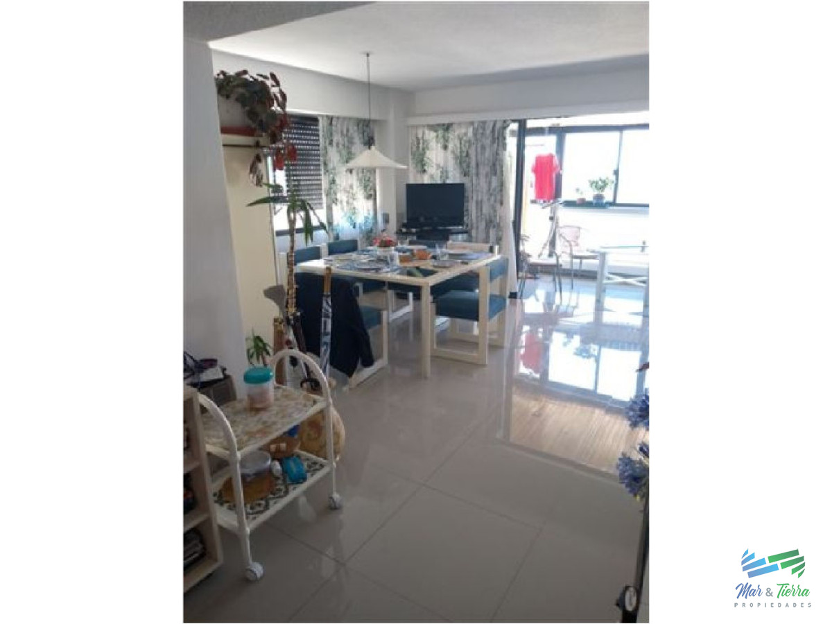 Apartamento ID.1536 - Excelente opción para vivir todo el año y/o vacacionar, ya que se encuentra rodeado de todos los servicios y frente al mar (playa brava).