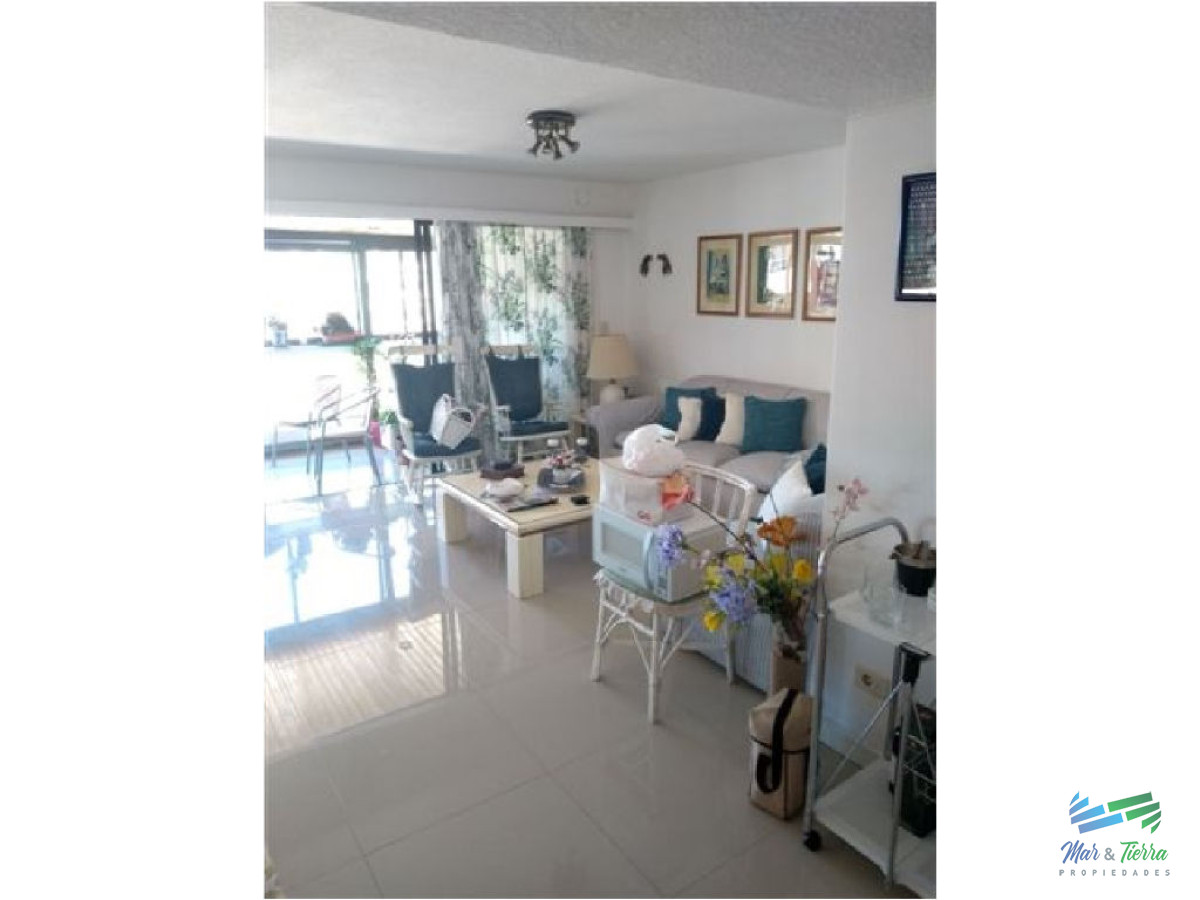 Apartamento ID.1536 - Excelente opción para vivir todo el año y/o vacacionar, ya que se encuentra rodeado de todos los servicios y frente al mar (playa brava).