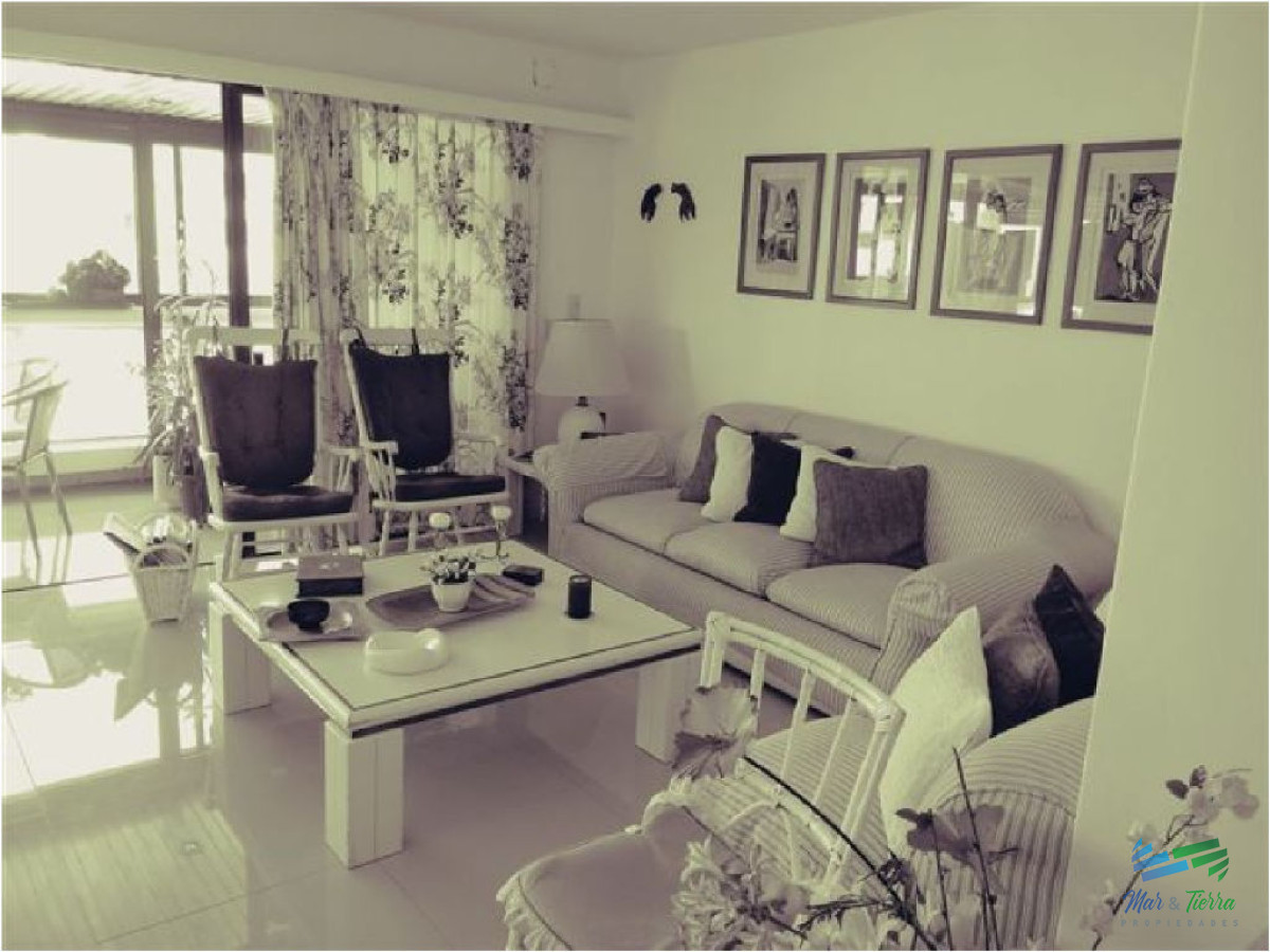 Apartamento ID.1536 - Excelente opción para vivir todo el año y/o vacacionar, ya que se encuentra rodeado de todos los servicios y frente al mar (playa brava).