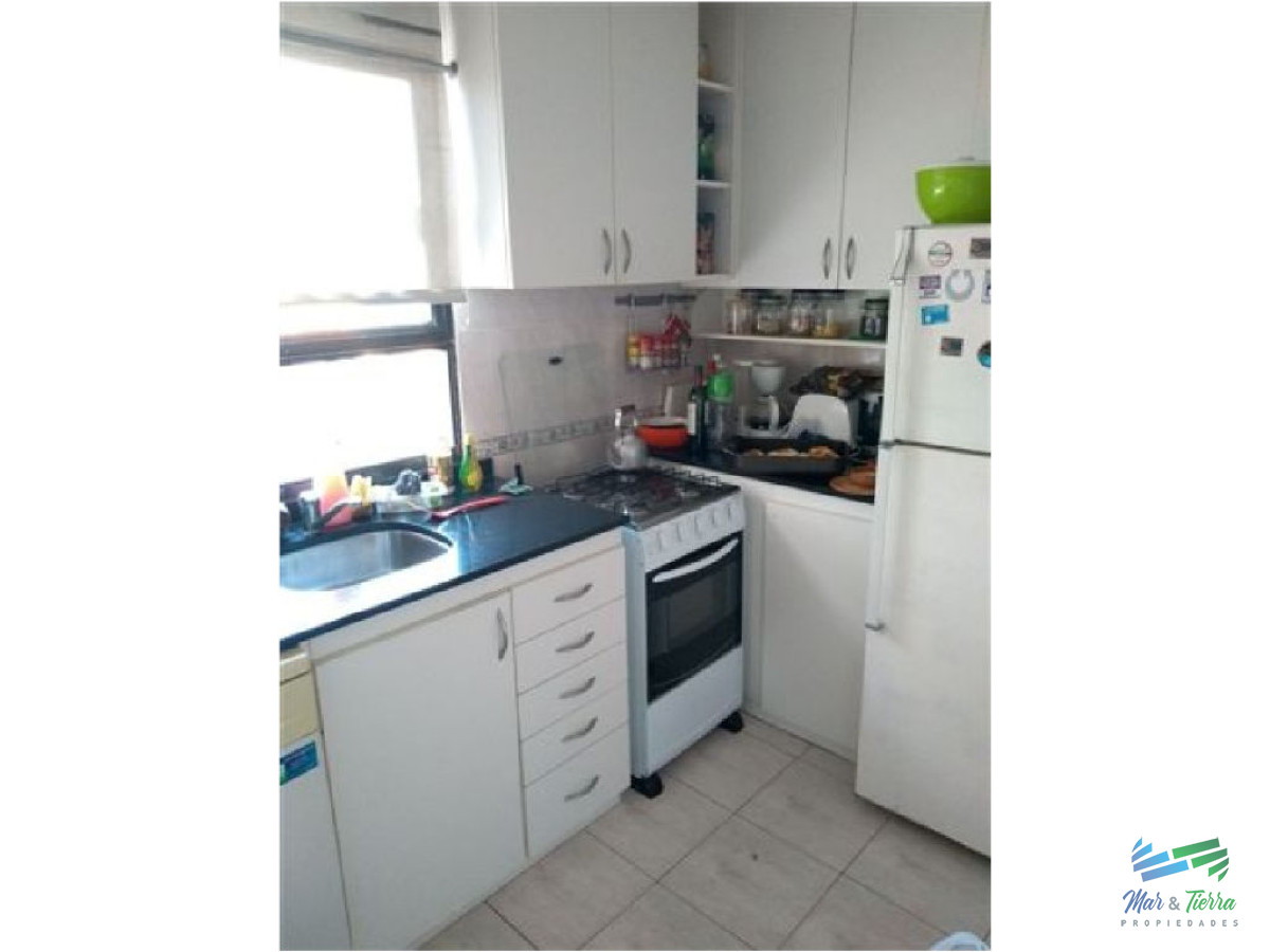 Apartamento ID.1536 - Excelente opción para vivir todo el año y/o vacacionar, ya que se encuentra rodeado de todos los servicios y frente al mar (playa brava).