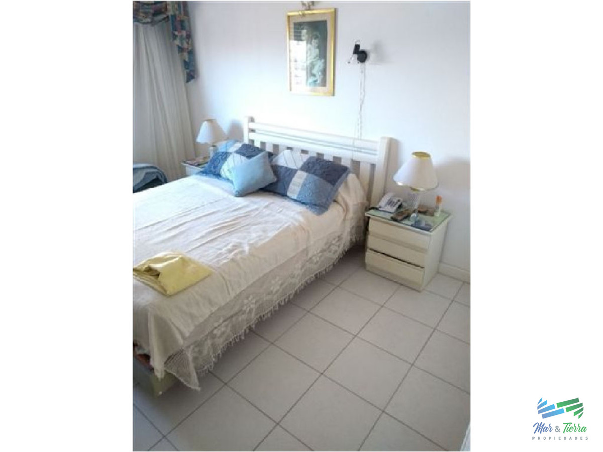 Apartamento ID.1536 - Excelente opción para vivir todo el año y/o vacacionar, ya que se encuentra rodeado de todos los servicios y frente al mar (playa brava).