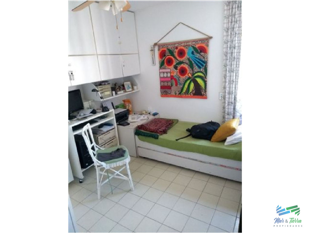 Apartamento ID.1536 - Excelente opción para vivir todo el año y/o vacacionar, ya que se encuentra rodeado de todos los servicios y frente al mar (playa brava).