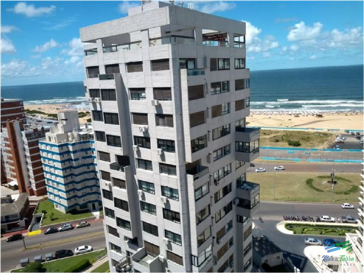 Apartamento ID.1536 - Excelente opción para vivir todo el año y/o vacacionar, ya que se encuentra rodeado de todos los servicios y frente al mar (playa brava).