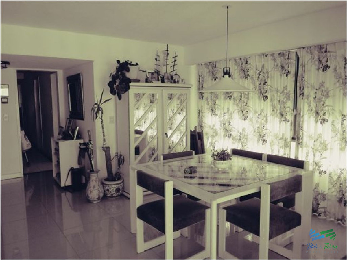 Apartamento ID.1536 - Excelente opción para vivir todo el año y/o vacacionar, ya que se encuentra rodeado de todos los servicios y frente al mar (playa brava).