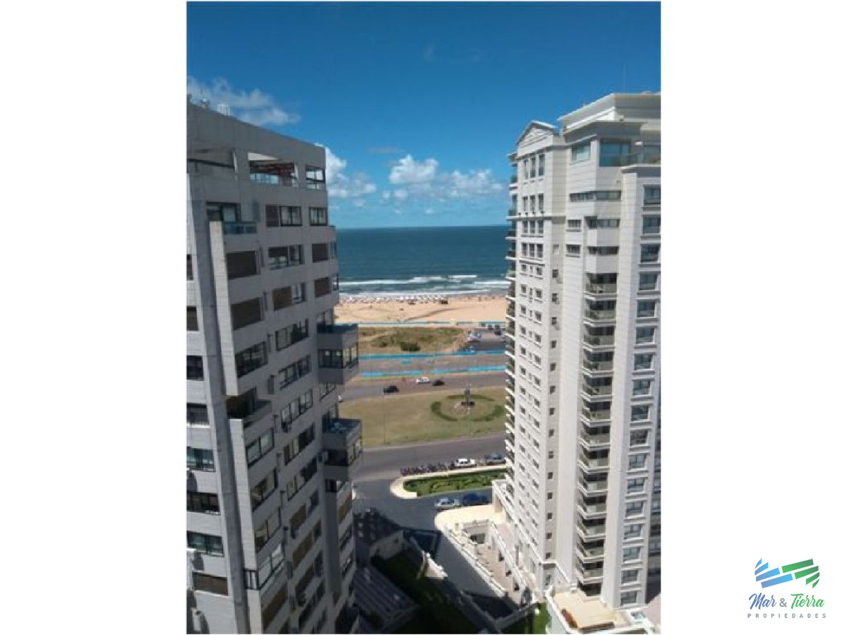Apartamento ID.1536 - Excelente opción para vivir todo el año y/o vacacionar, ya que se encuentra rodeado de todos los servicios y frente al mar (playa brava).