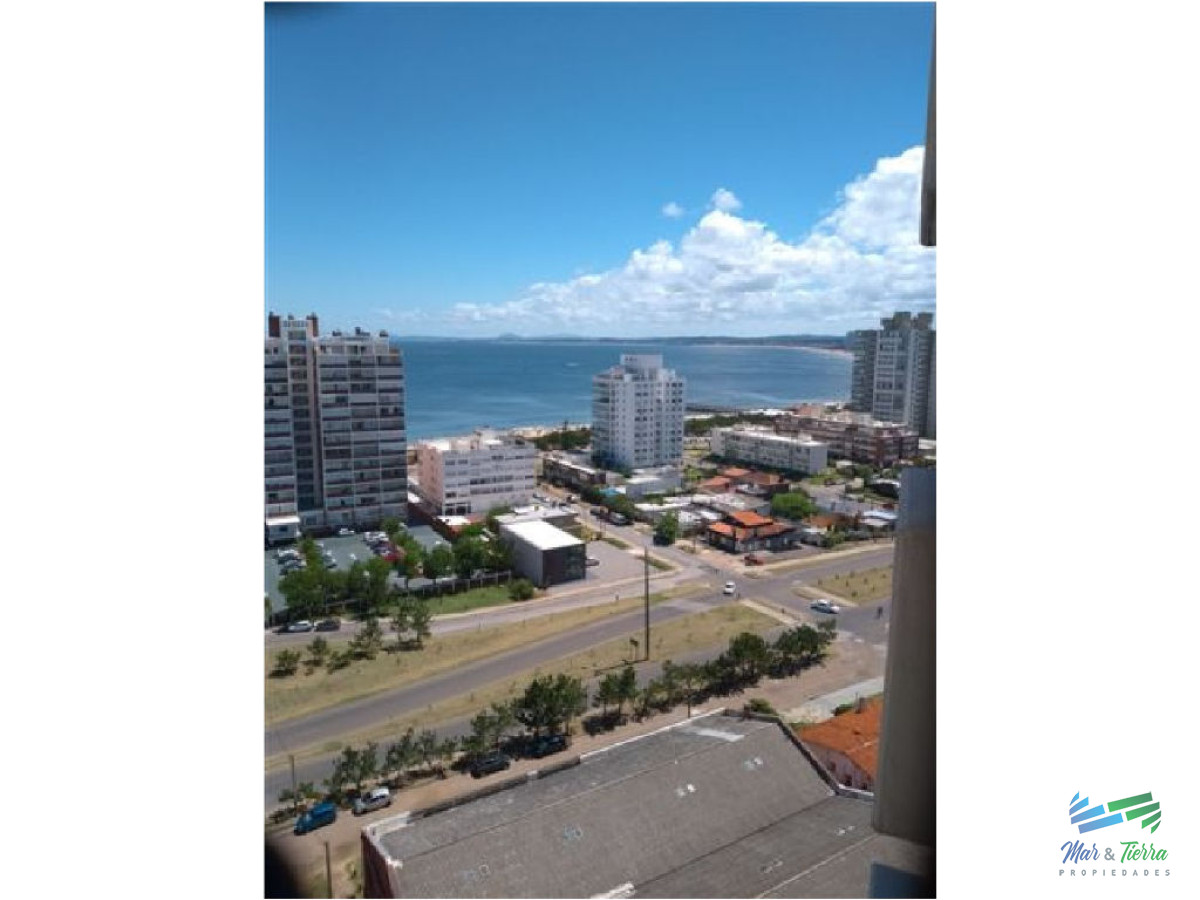 Apartamento ID.1536 - Excelente opción para vivir todo el año y/o vacacionar, ya que se encuentra rodeado de todos los servicios y frente al mar (playa brava).