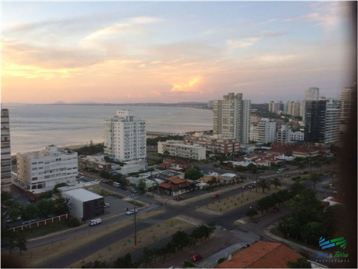 Apartamento ID.1536 - Excelente opción para vivir todo el año y/o vacacionar, ya que se encuentra rodeado de todos los servicios y frente al mar (playa brava).