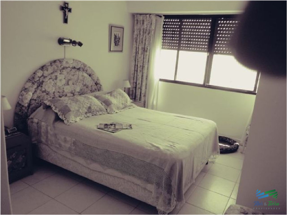 Apartamento ID.1536 - Excelente opción para vivir todo el año y/o vacacionar, ya que se encuentra rodeado de todos los servicios y frente al mar (playa brava).