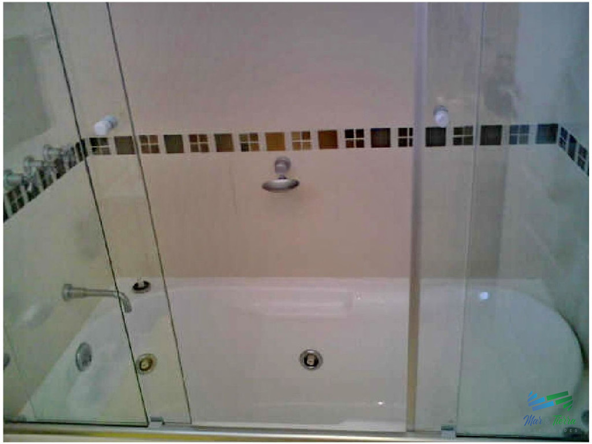 Apartamento ID.17 - En Alquiler y Venta... Torre con muy buena ubicación, a metros de las playas brava y mansa, muy cerca de la Península y de todos los servicios.