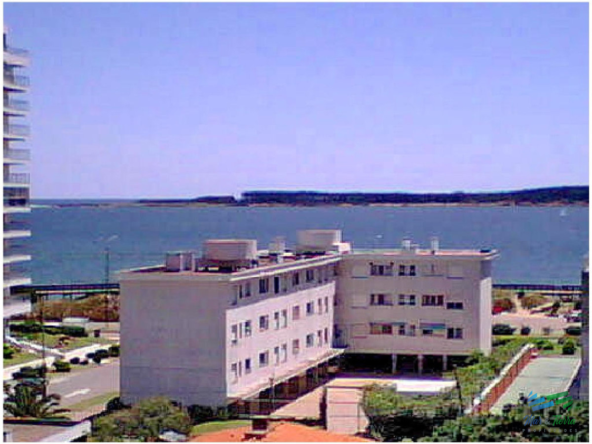 Apartamento ID.17 - En Alquiler y Venta... Torre con muy buena ubicación, a metros de las playas brava y mansa, muy cerca de la Península y de todos los servicios.