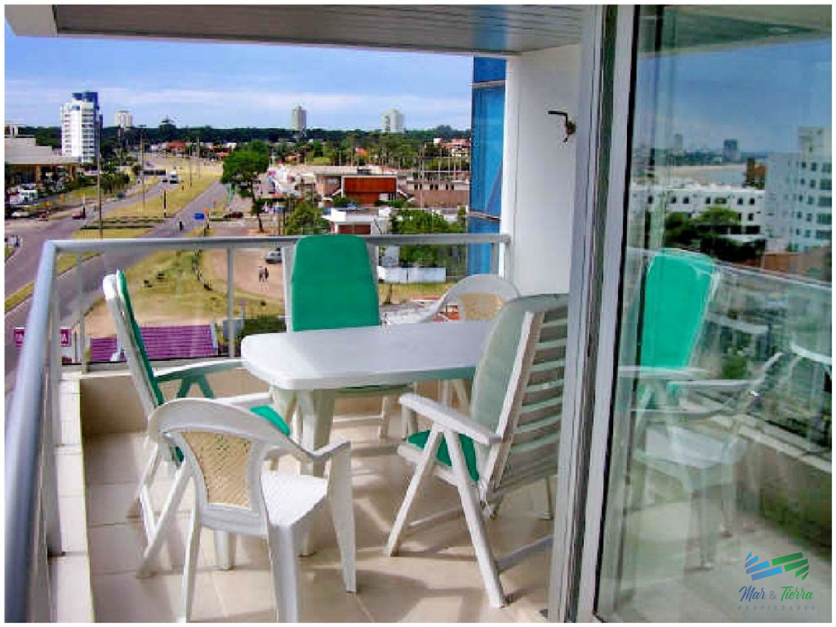 Apartamento ID.17 - En Alquiler y Venta... Torre con muy buena ubicación, a metros de las playas brava y mansa, muy cerca de la Península y de todos los servicios.