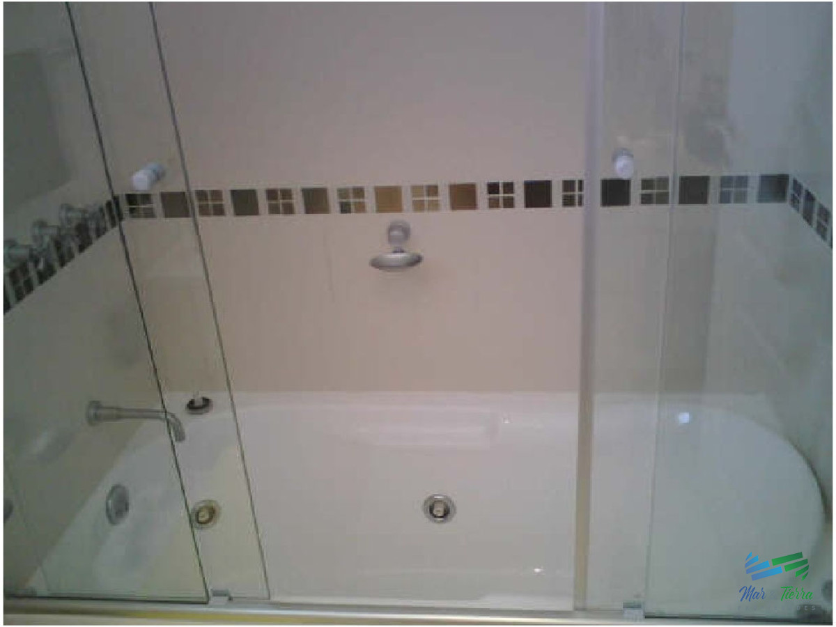 Apartamento ID.17 - En Alquiler y Venta... Torre con muy buena ubicación, a metros de las playas brava y mansa, muy cerca de la Península y de todos los servicios.