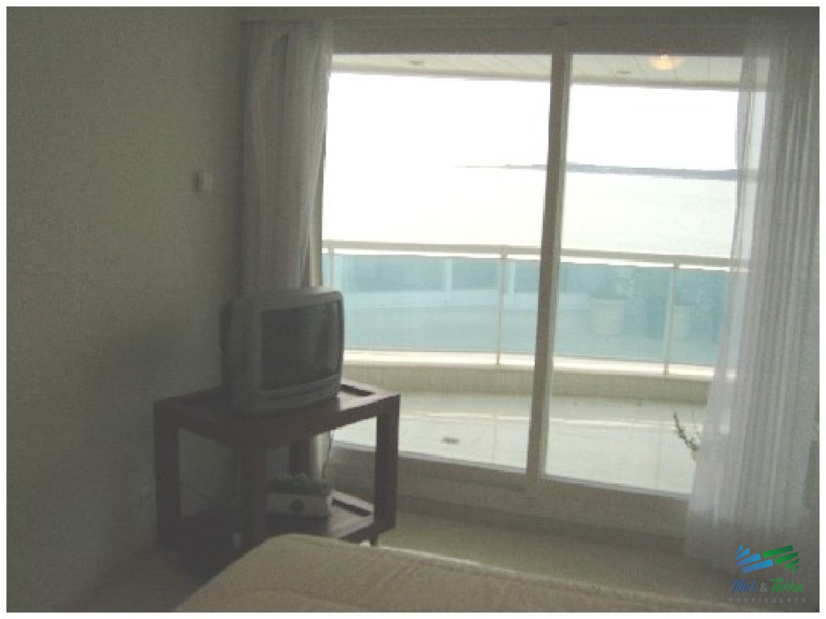 Apartamento ID.211 -    Apartamento en primera línea.. .piso alto con excelente vista al mar!