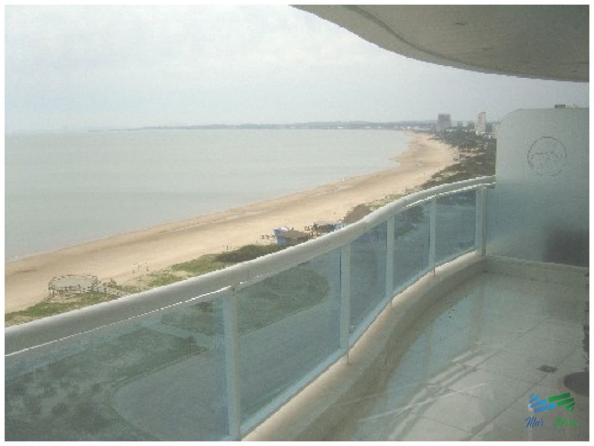 Apartamento ID.211 -    Apartamento en primera línea.. .piso alto con excelente vista al mar!