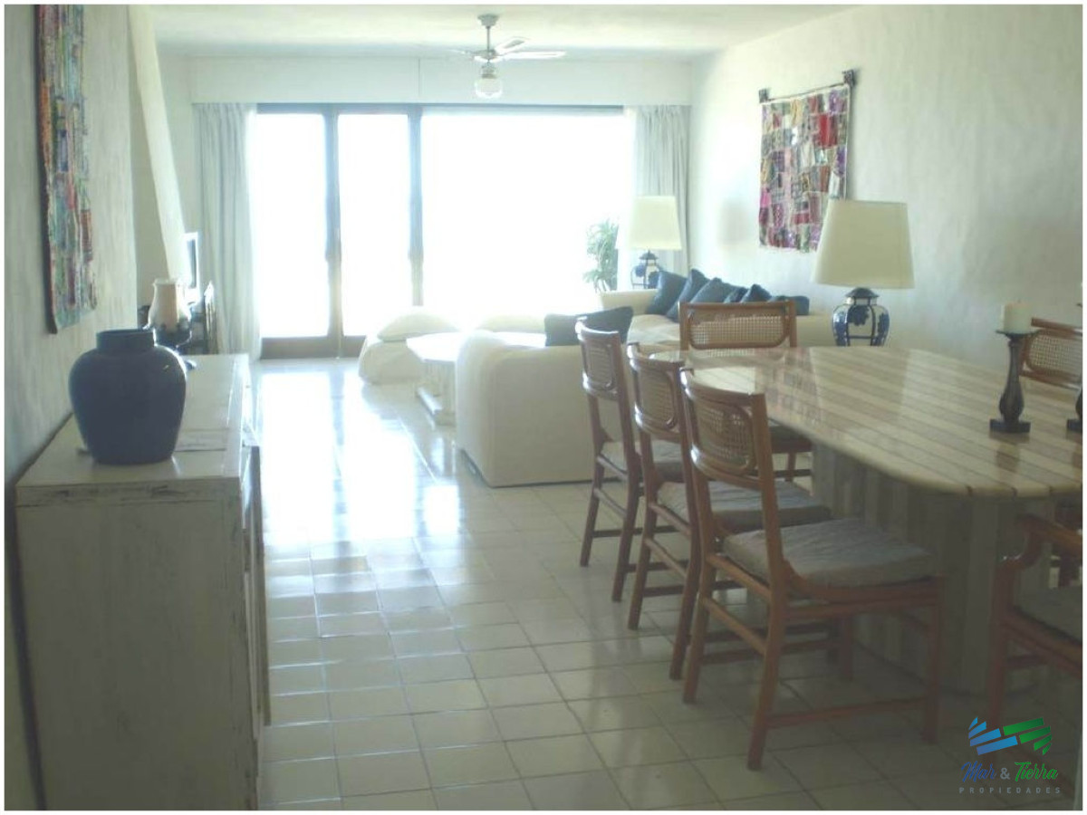 Apartamento ID.25 - Apartamento de 3 dormitorios frente al mar en venta y alquiler, Peninsula, Punta del Este.