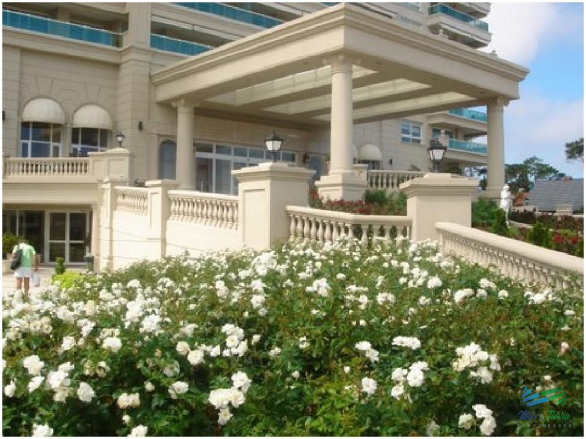 Apartamento ID.444 - Torre de categoría en primera línea sobre playa mansa.
