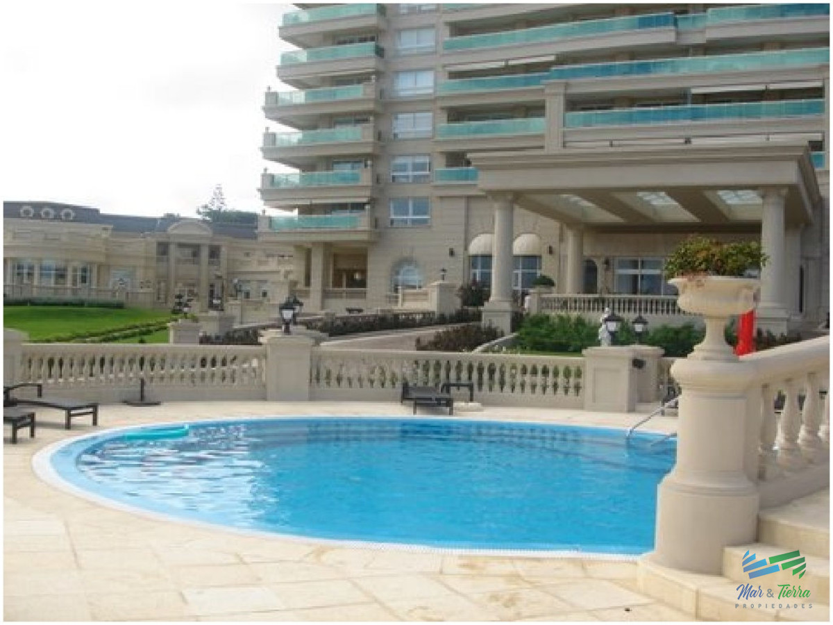 Apartamento ID.444 - Torre de categoría en primera línea sobre playa mansa.